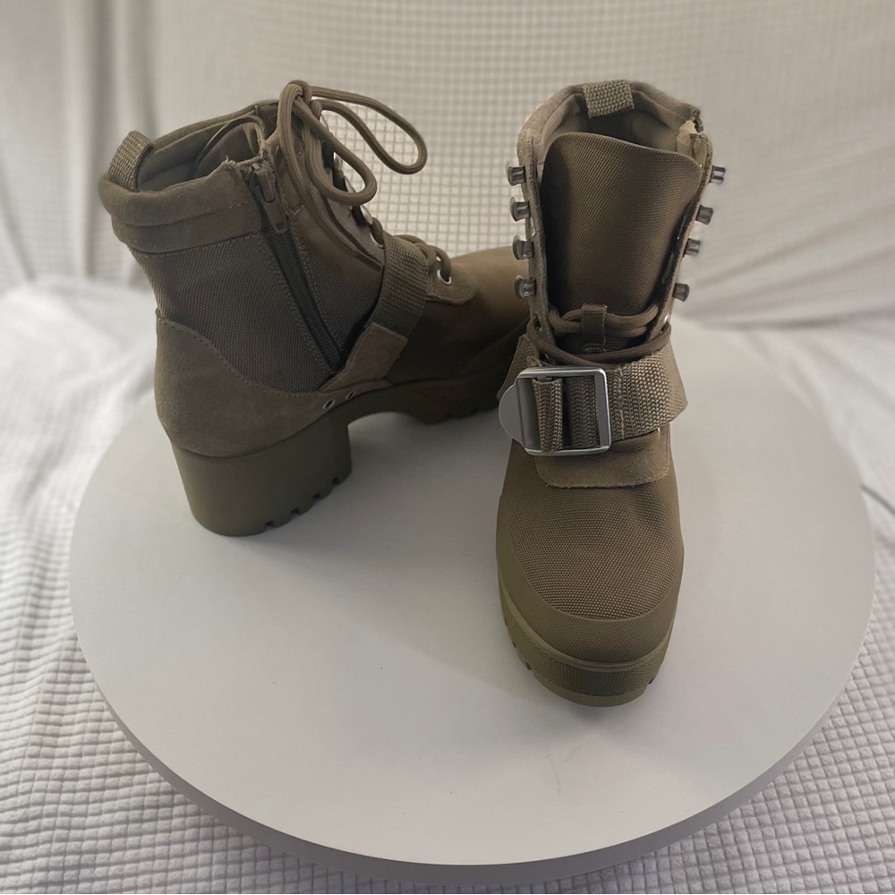 Steve Madden Grady Lace-up Combat Boot with Buckle. Size 6. New WITHOUT Tags.
